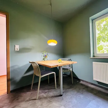 A Am Theater Mit Terrasse Und Balkon Apartman *
